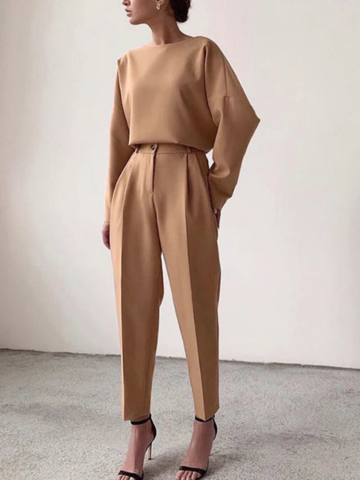 Dámský módní kousek v elegantním stylu