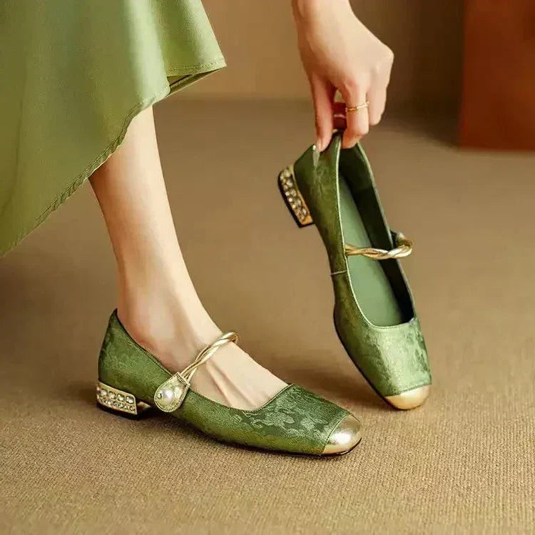Dámské boty v elegantním stylu, na podpatku