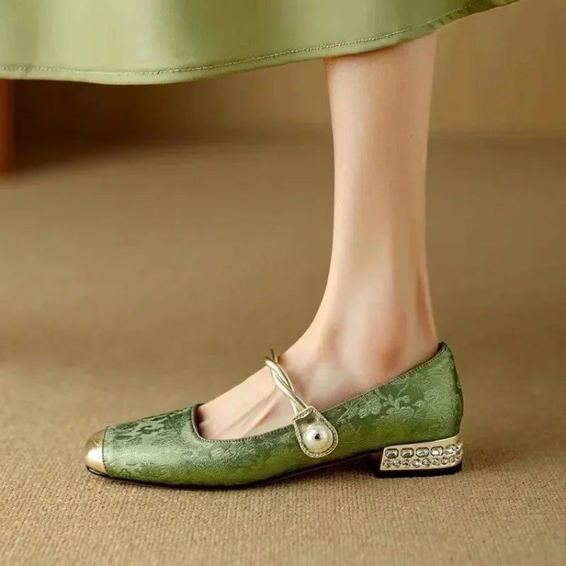 Dámské boty v elegantním stylu, na podpatku