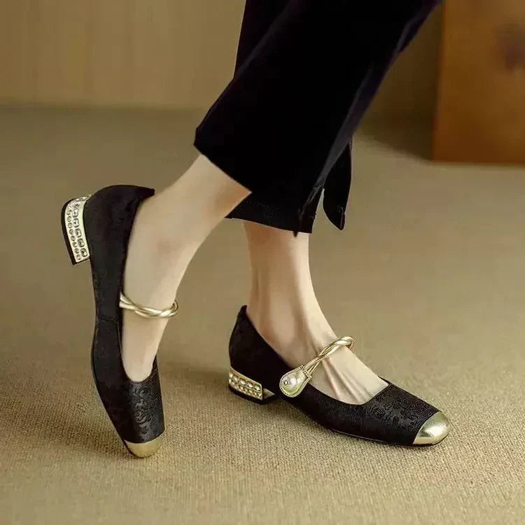 Dámské boty v elegantním stylu, na podpatku