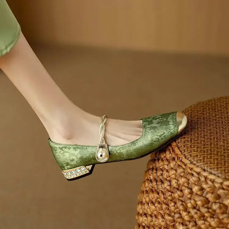 Dámské boty v elegantním stylu, na podpatku