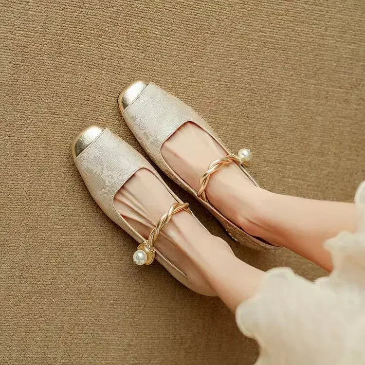 Dámské boty v elegantním stylu, na podpatku