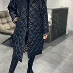 Dámský kabát v elegantním stylu s leopardím vzorem