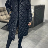 Dámský kabát v elegantním stylu s leopardím vzorem