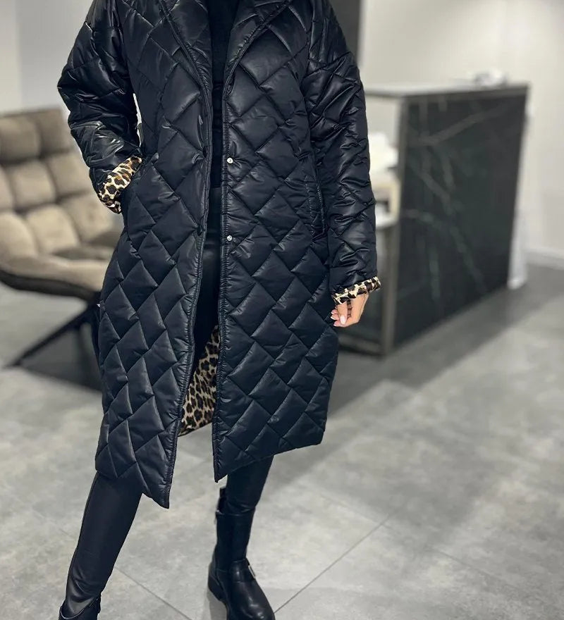 Dámský kabát v elegantním stylu s leopardím vzorem